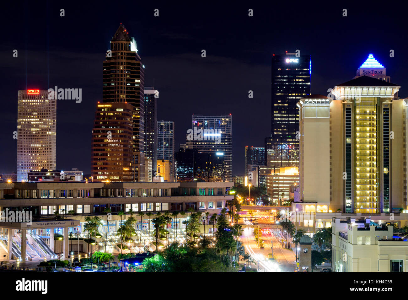 Les lumières du centre-ville de Tampa et du centre de conventions de Tampa dans la nuit. Banque D'Images