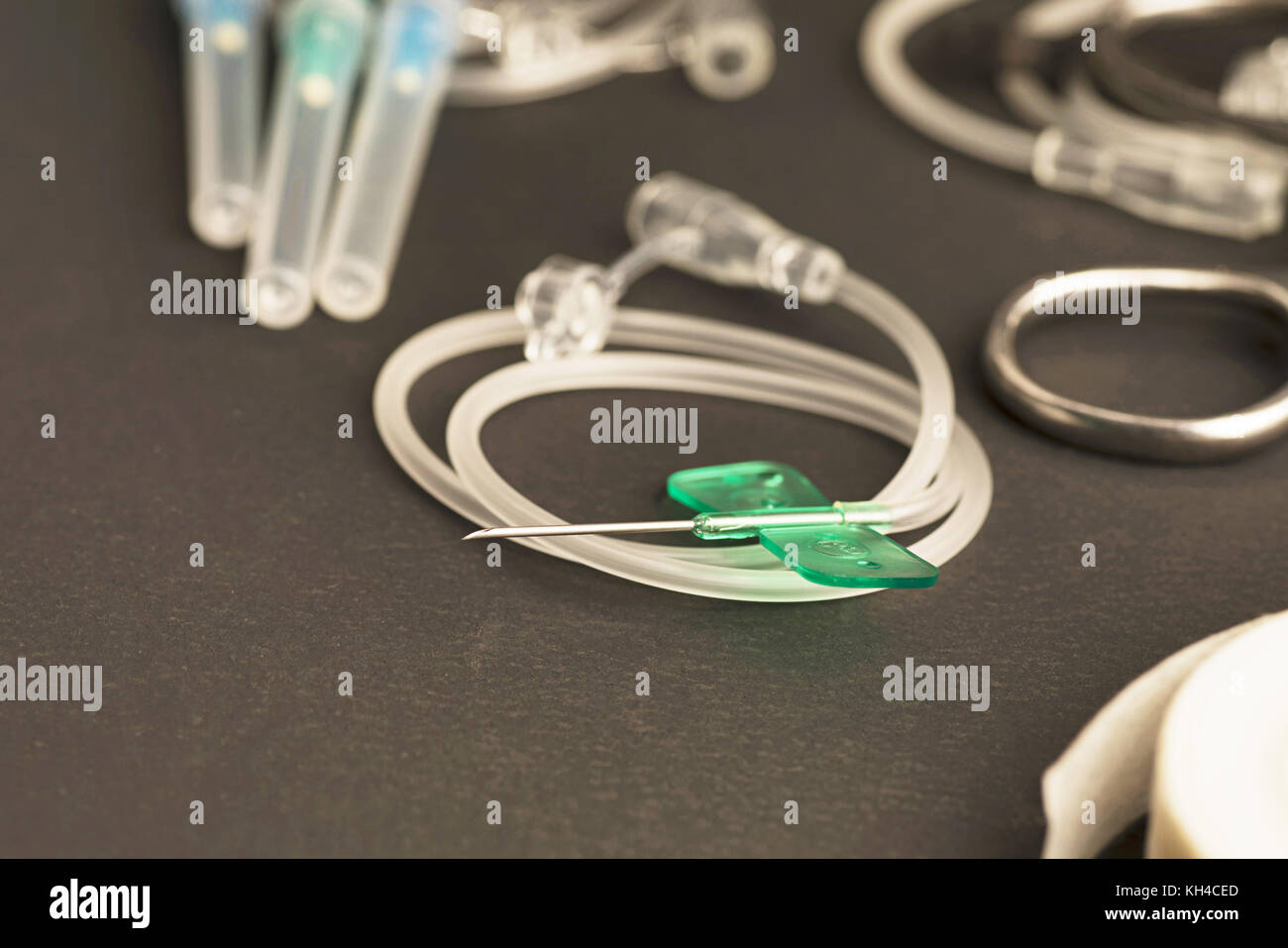 Veine du cuir chevelu, bande, seringues et l'artère forceps Banque D'Images