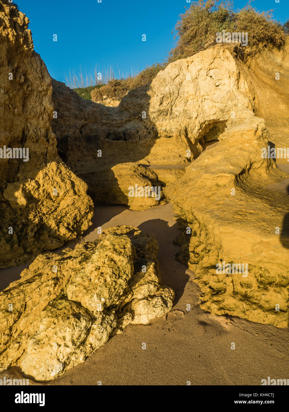 Côte de grès avec plages de sable de gale sur la côte sud du Portugal Banque D'Images