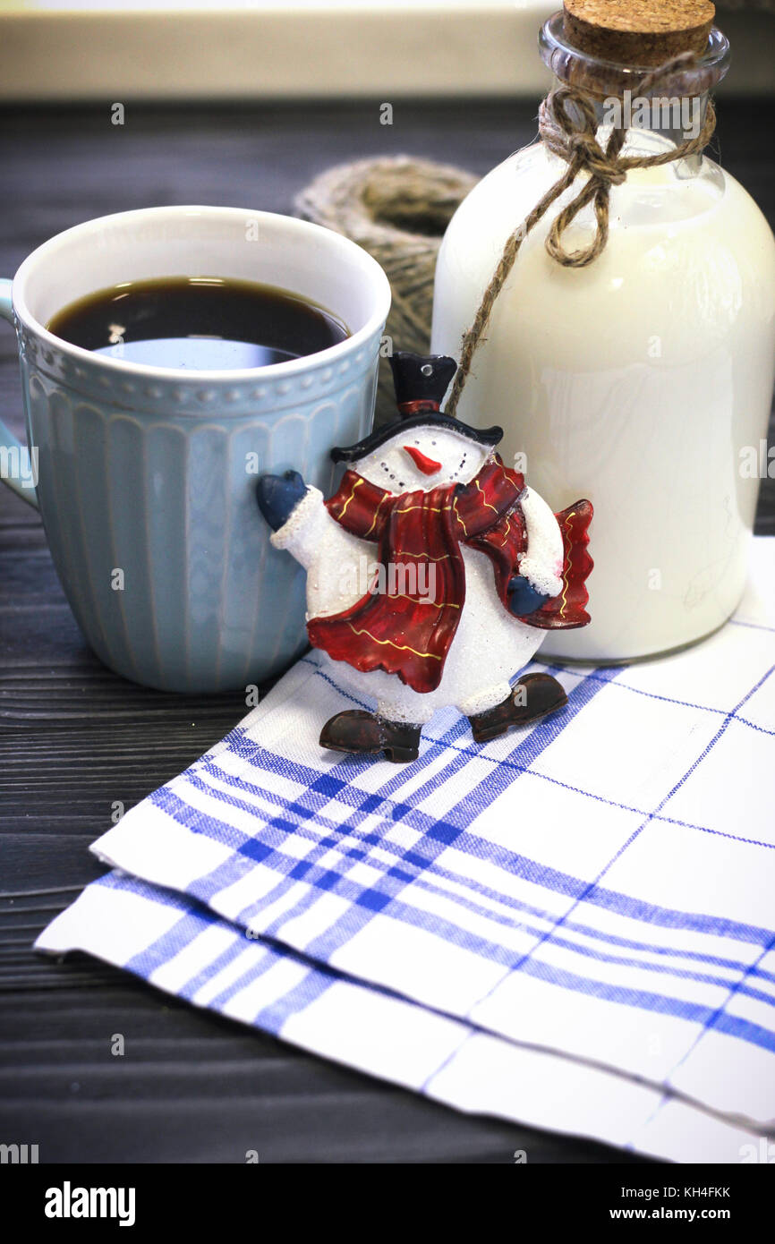 La vie toujours festive avec une bouteille, une tasse, un bonhomme Banque D'Images