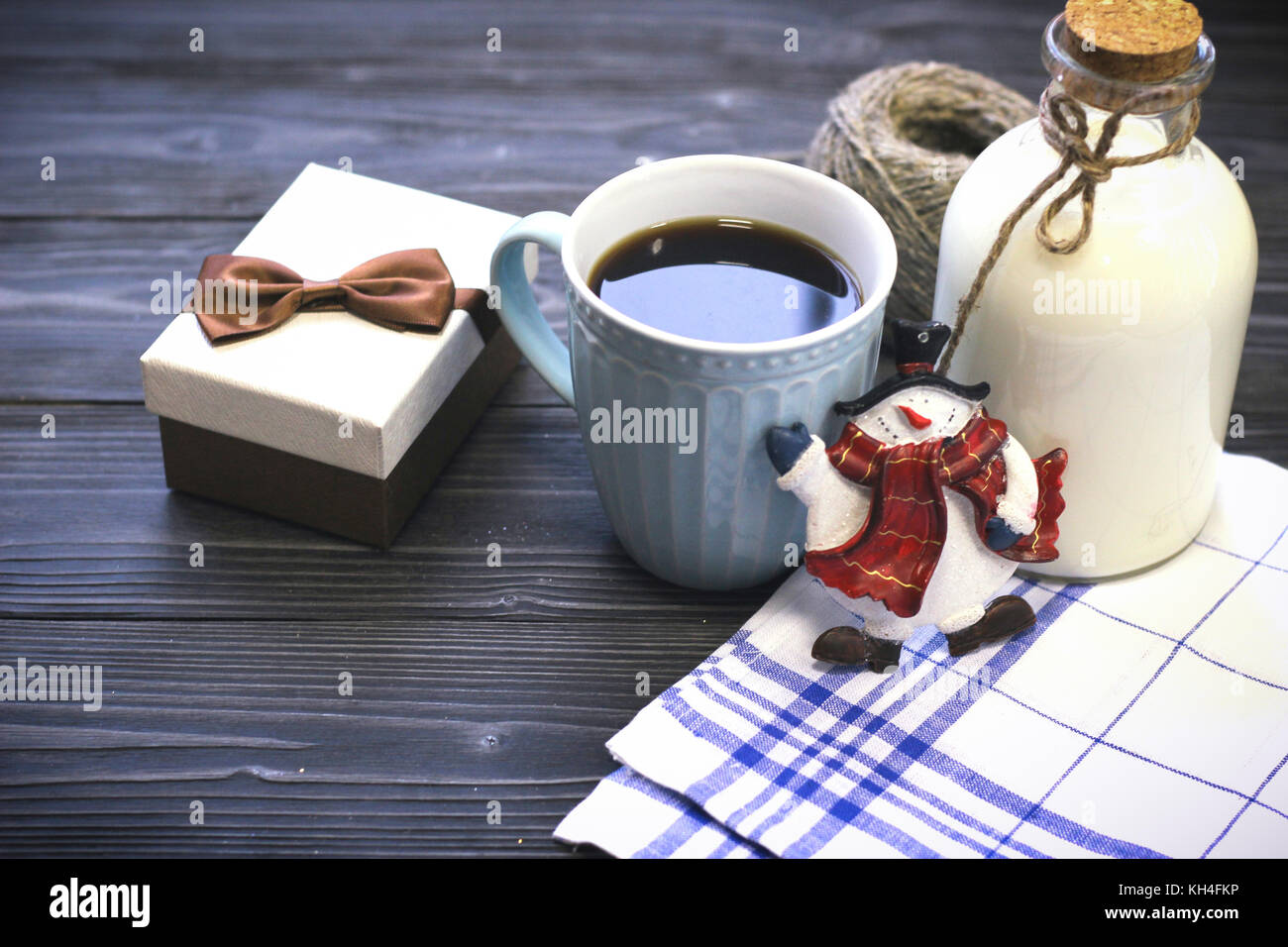 La vie toujours festive avec une bouteille, une tasse , un fort, un bonhomme Banque D'Images