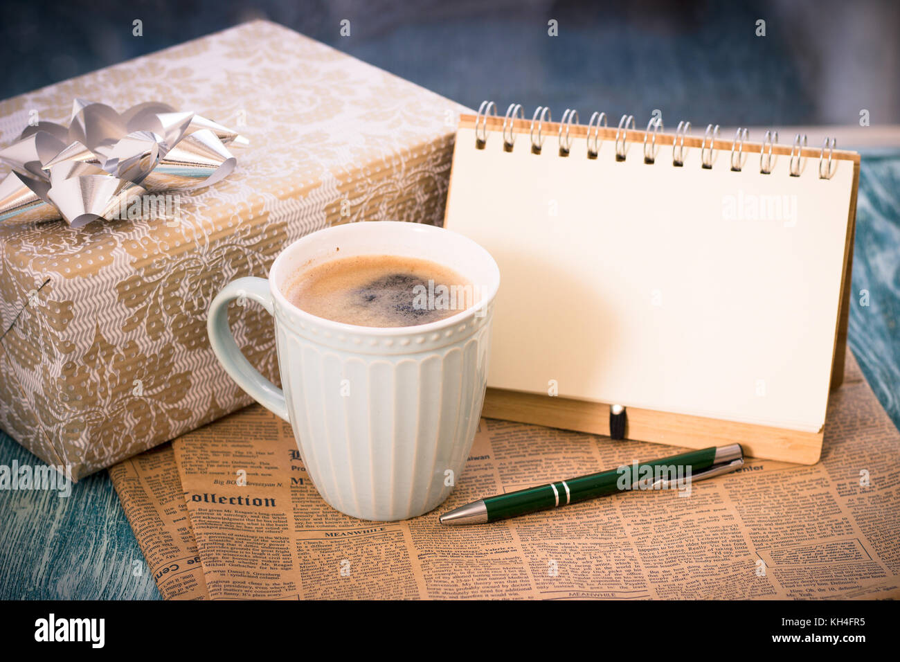 Encore une ambiance festive et la vie avec un fort, une tasse, un cahier et un stylo Banque D'Images