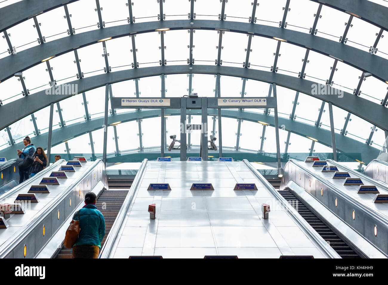 Londres, Royaume-Uni - 24 novembre 2017 - entrée de la station de métro canary wharf géométrique avec plafond de verre Banque D'Images