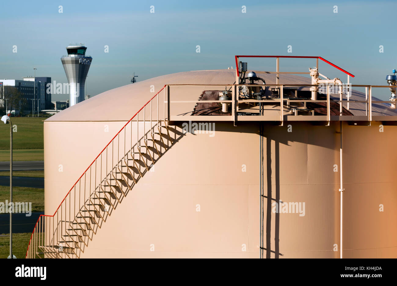 Réservoir de stockage de carburant aviation, l'aéroport de Birmingham, UK Banque D'Images