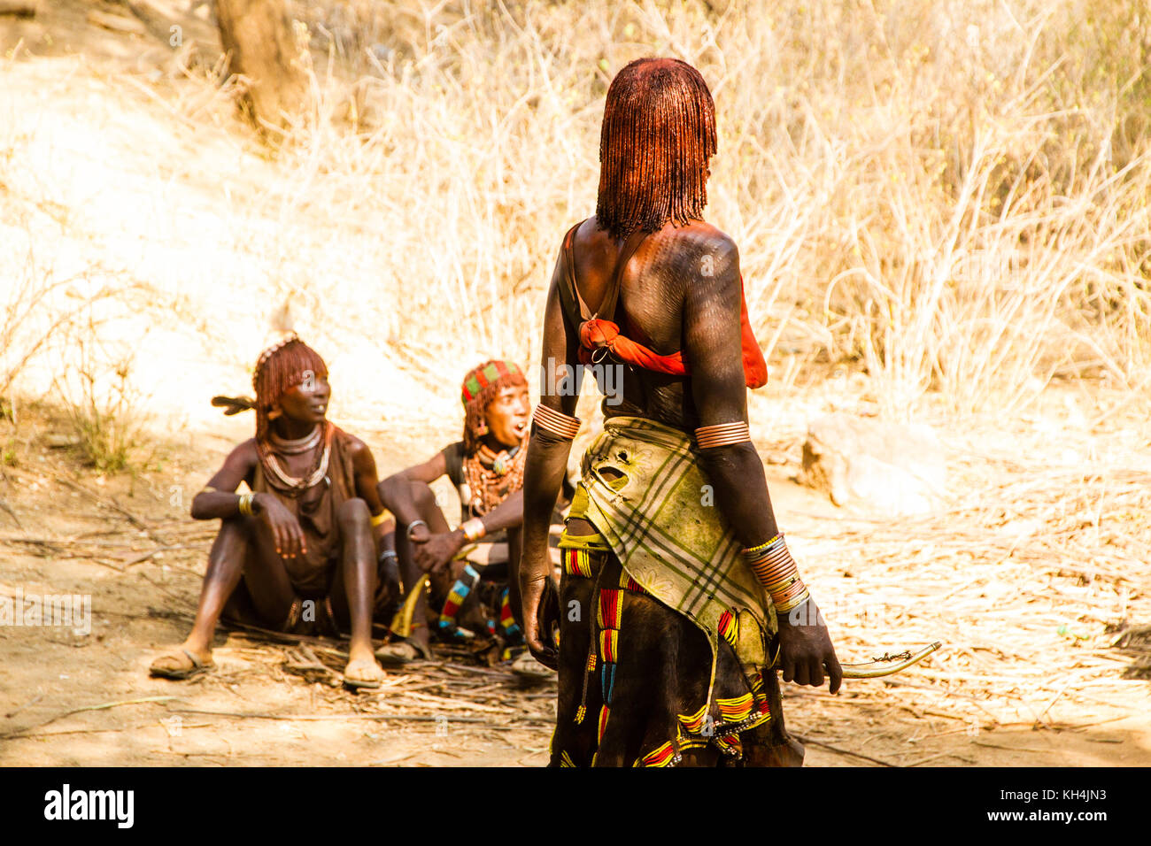 Turmi, Ethiopie - 14/11/16 : une femme de la tribu hamar, purge et de l'effarouchement lourds montrant la flagellation rituelle Banque D'Images