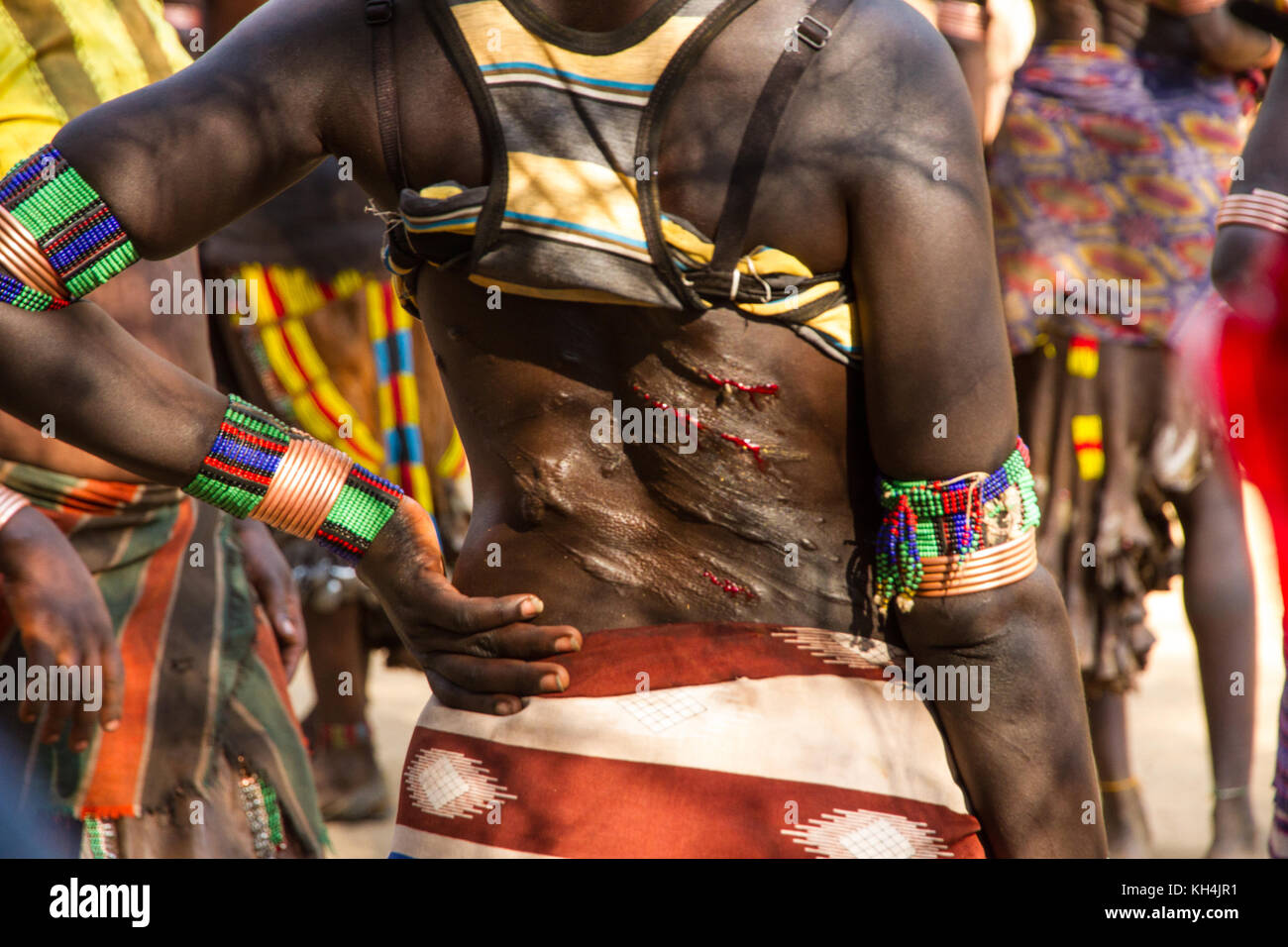 Turmi, Ethiopie - 14/11/16 : une femme de la tribu hamar, purge et de l'effarouchement lourds montrant la flagellation rituelle Banque D'Images