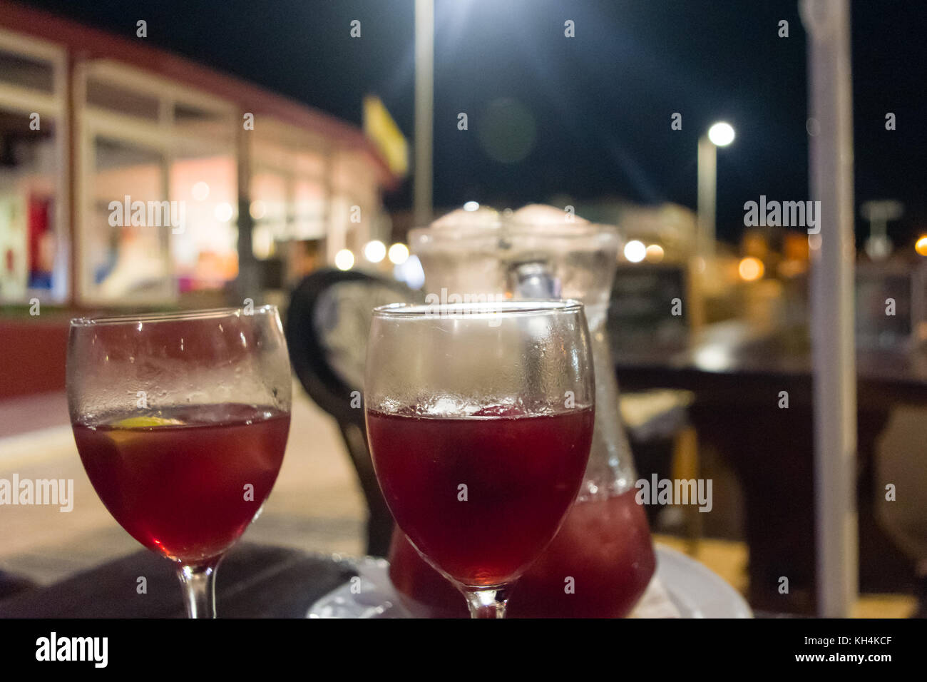 Deux verres et un pot de boisson sangria la nuit Banque D'Images