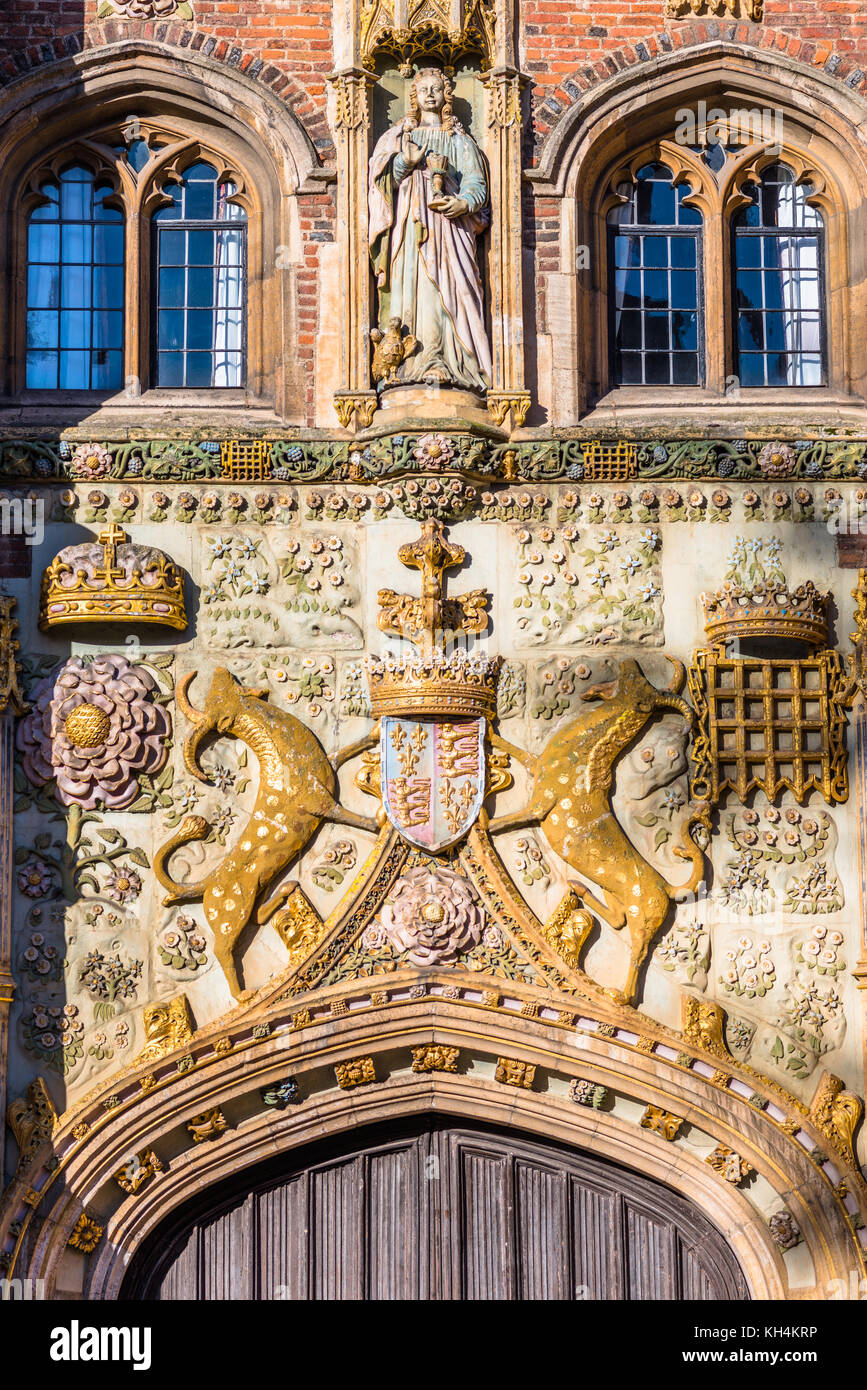 Élaborer sculpture d'armoiries sur St John's College de gardien principal. Trinity Street, de l'université de Cambridge, Cambridgeshire, Angleterre, Royaume-Uni. Banque D'Images