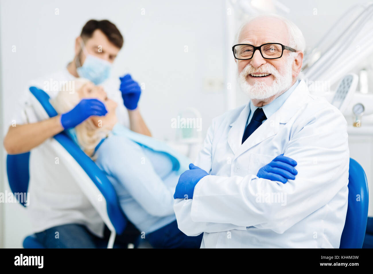 Oeil de joyeux heureux stomatologist Banque D'Images