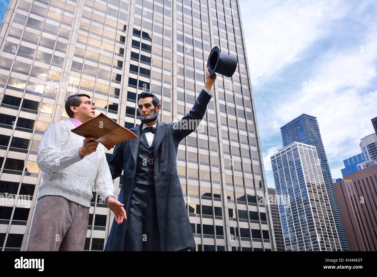Chicago, il - 15 juillet 2017 : la statue du 16e président de l'Amérique a été installée à Pioneer court sur Michigan Avenue. Il représente Lincoln en train de remettre une copie O. Banque D'Images
