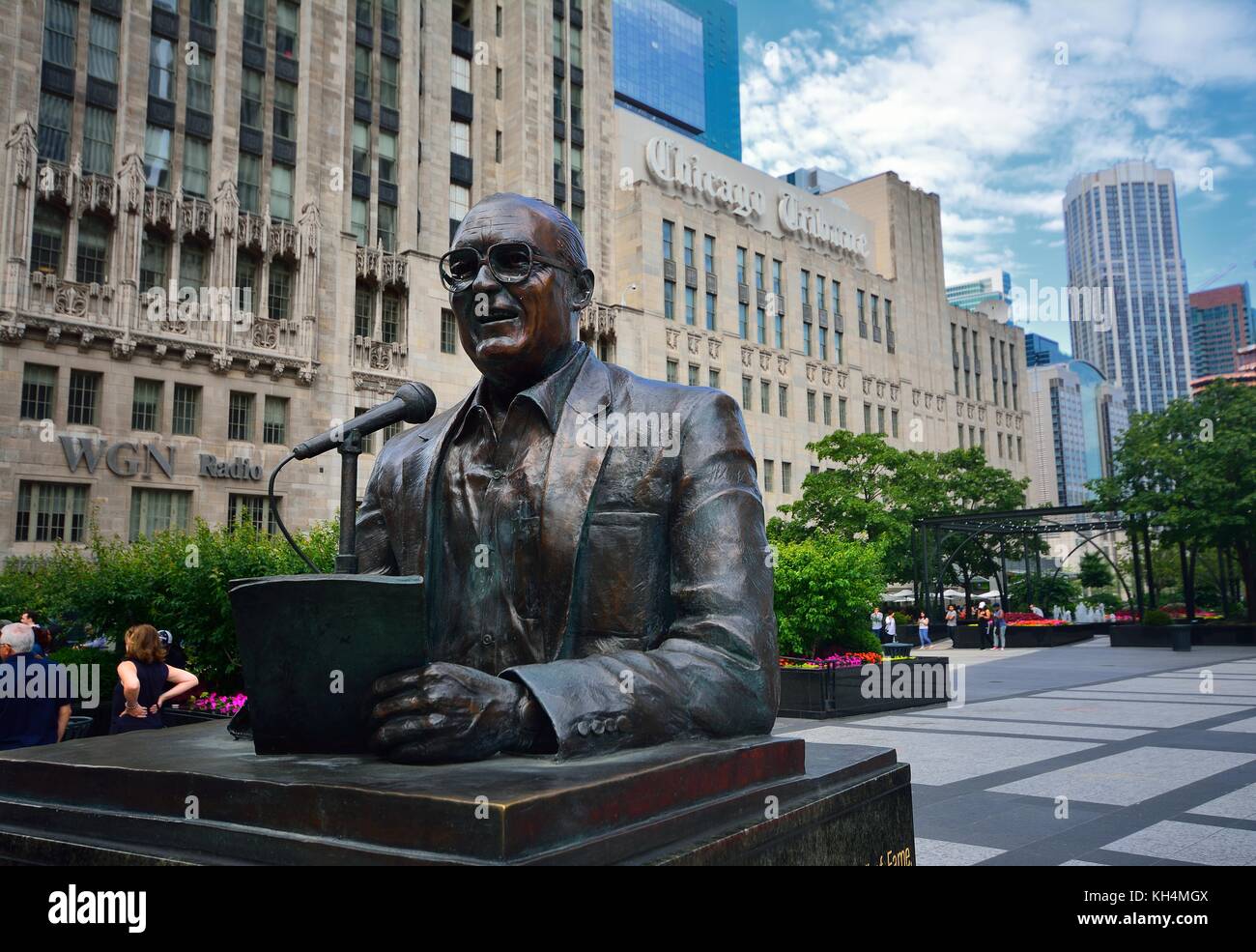 Chicago, Illinois - 15 juillet 2017 : Statue du légendaire radiodiffuseur Jack Brickhouse à Pioneer court le long du pont Michigan Ave à Chicago, il, Banque D'Images