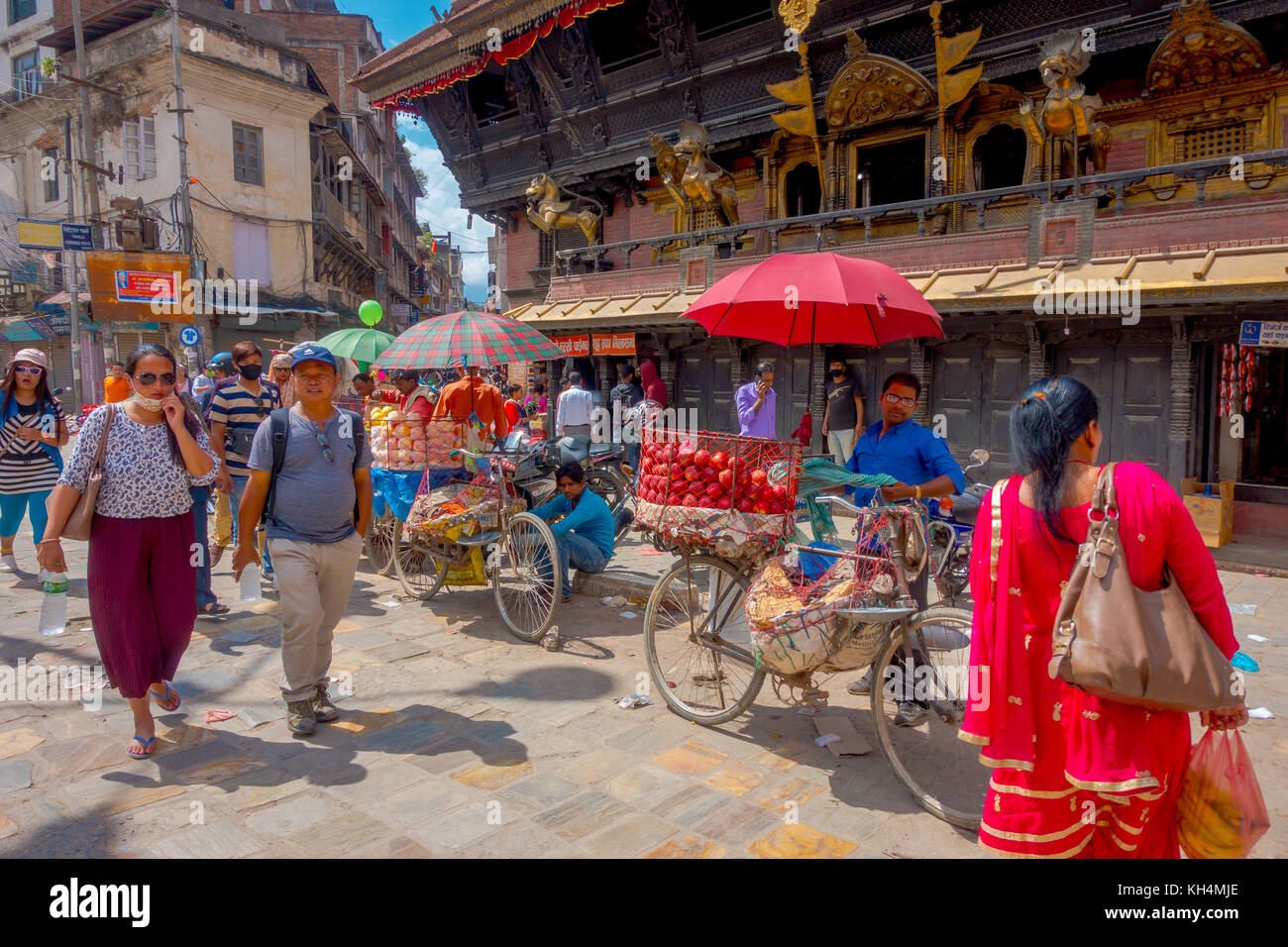 Katmandou, Népal, 15 octobre 2017 : des personnes non identifiées, à proximité d'un vélo avec quelques fruits à l'intérieur d'un panier métallique dans la rue dans le centre historique de la ville, à Katmandou, au Népal. plus grande ville du Népal, son centre historique, une population de plus de 1 millions de personnes Banque D'Images Katmandou, Népal, 15 octobre 2017 : des personnes non identifiées, à proximité d'un vélo avec quelques fruits à l'intérieur d'un panier métallique dans la rue dans le centre historique de la ville, à Katmandou, au Népal. plus grande ville du Népal, son centre historique, une population de plus de 1 millions de personnes Banque D'Images