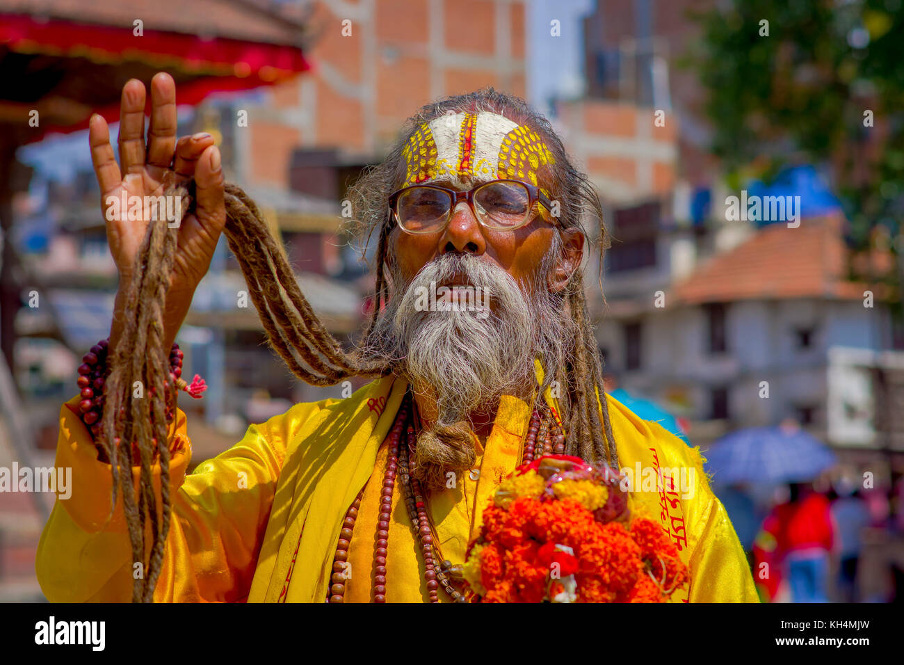 KATMANDOU, NÉPAL 15 OCTOBRE 2017 : Portrait d'homme sadhu népalais tenant dans ses mains des perles de prière sur la rue de la place Katmandou au Népal Banque D'Images KATMANDOU, NÉPAL 15 OCTOBRE 2017 : Portrait d'homme sadhu népalais tenant dans ses mains des perles de prière sur la rue de la place Katmandou au Népal Banque D'Images