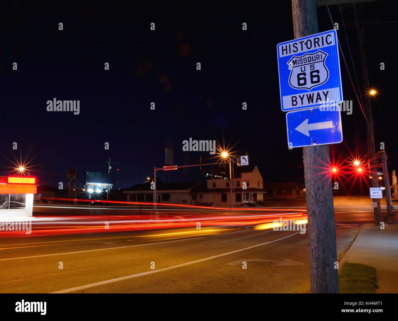 Missouri historique route 66 panneau bleu de nuit Photo Stock - Alamy