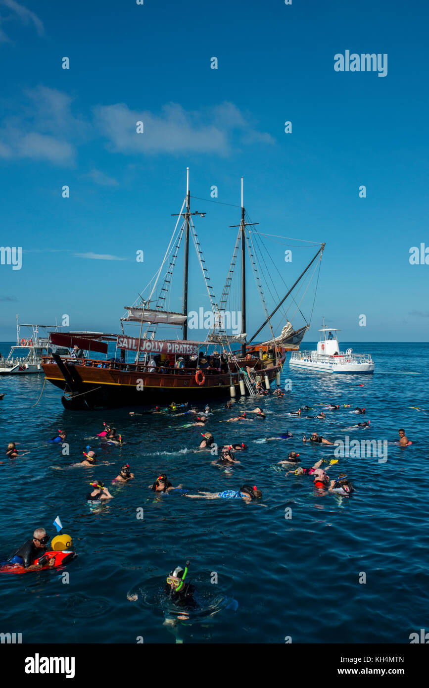 Caraïbes, îles Leeward, Aruba (partie des îles ABC), Oranjestad. Les touristes qui font de la plongée avec tuba sur le bateau Jolly Pirates autour de l'épave d'Antilla, Banque D'Images