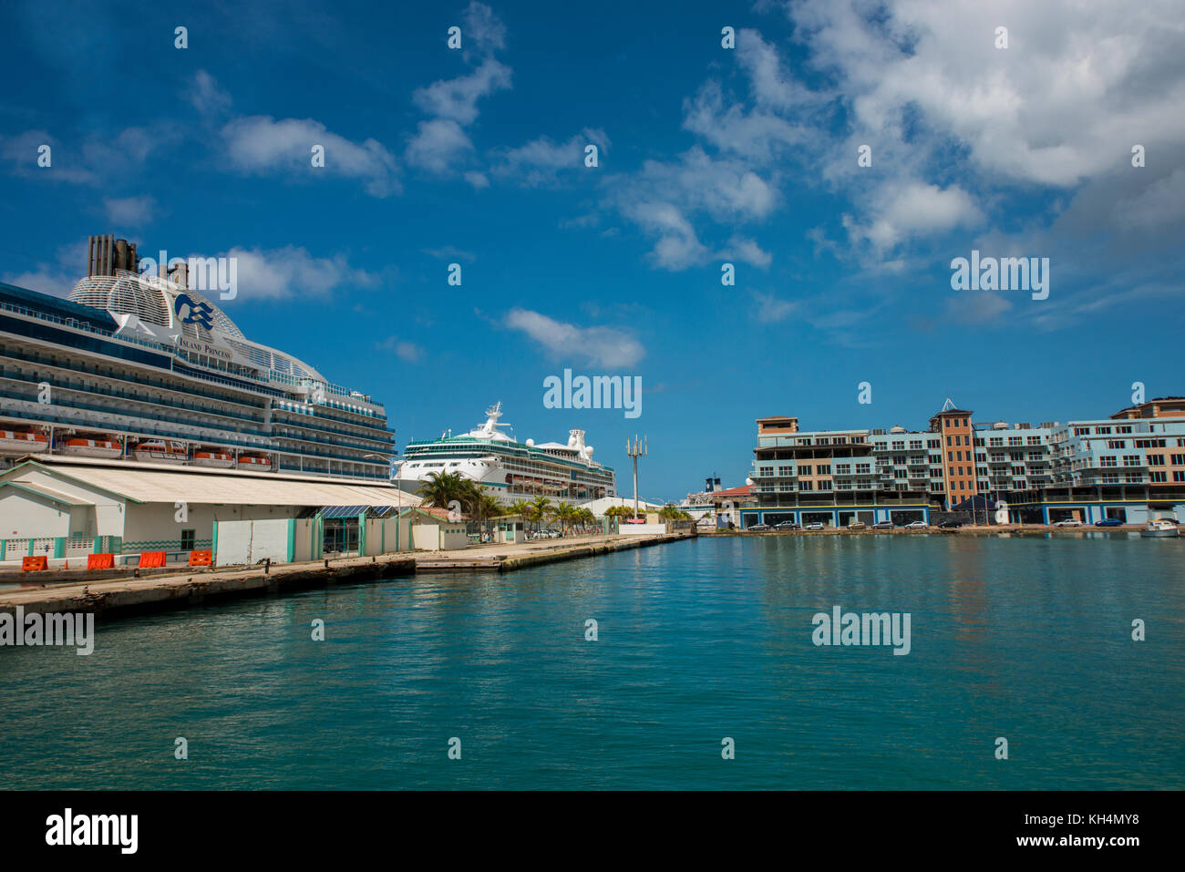 Caraïbes, îles Leeward, Aruba (partie des îles ABC), Oranjestad. La vision des mers et des Princess des Caraïbes royales, Island Princess, navires Banque D'Images