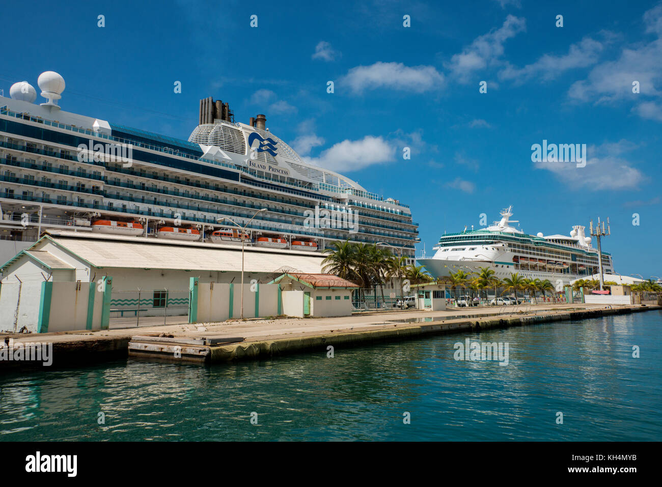 Caraïbes, îles Leeward, Aruba (partie des îles ABC), Oranjestad. La vision des mers et des Princess des Caraïbes royales, Island Princess, navires Banque D'Images