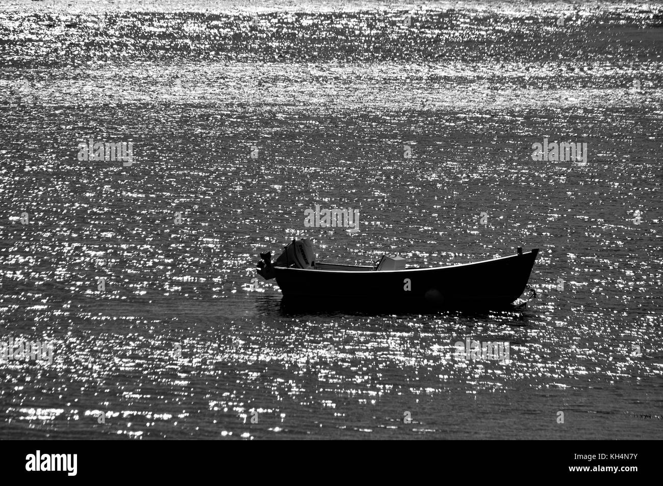 Un B&W image d'un bateau dans l'océan Atlantique à marée haute, Halifax, Nova Scotia, Canada Banque D'Images