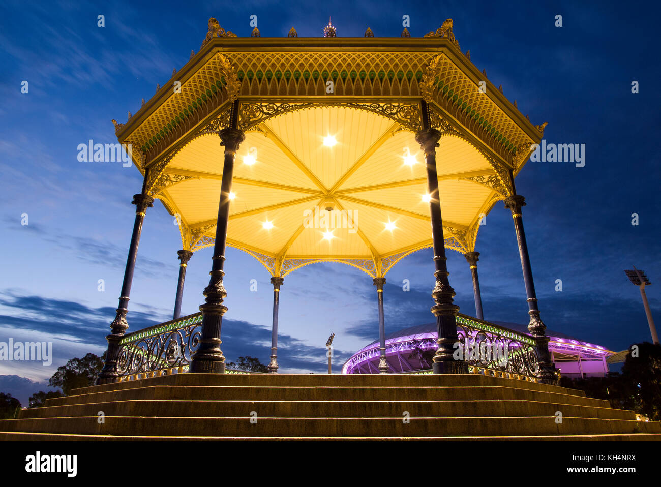 Rotonde de nuit dans le parc ancien, Adélaïde, Australie du Sud Banque D'Images