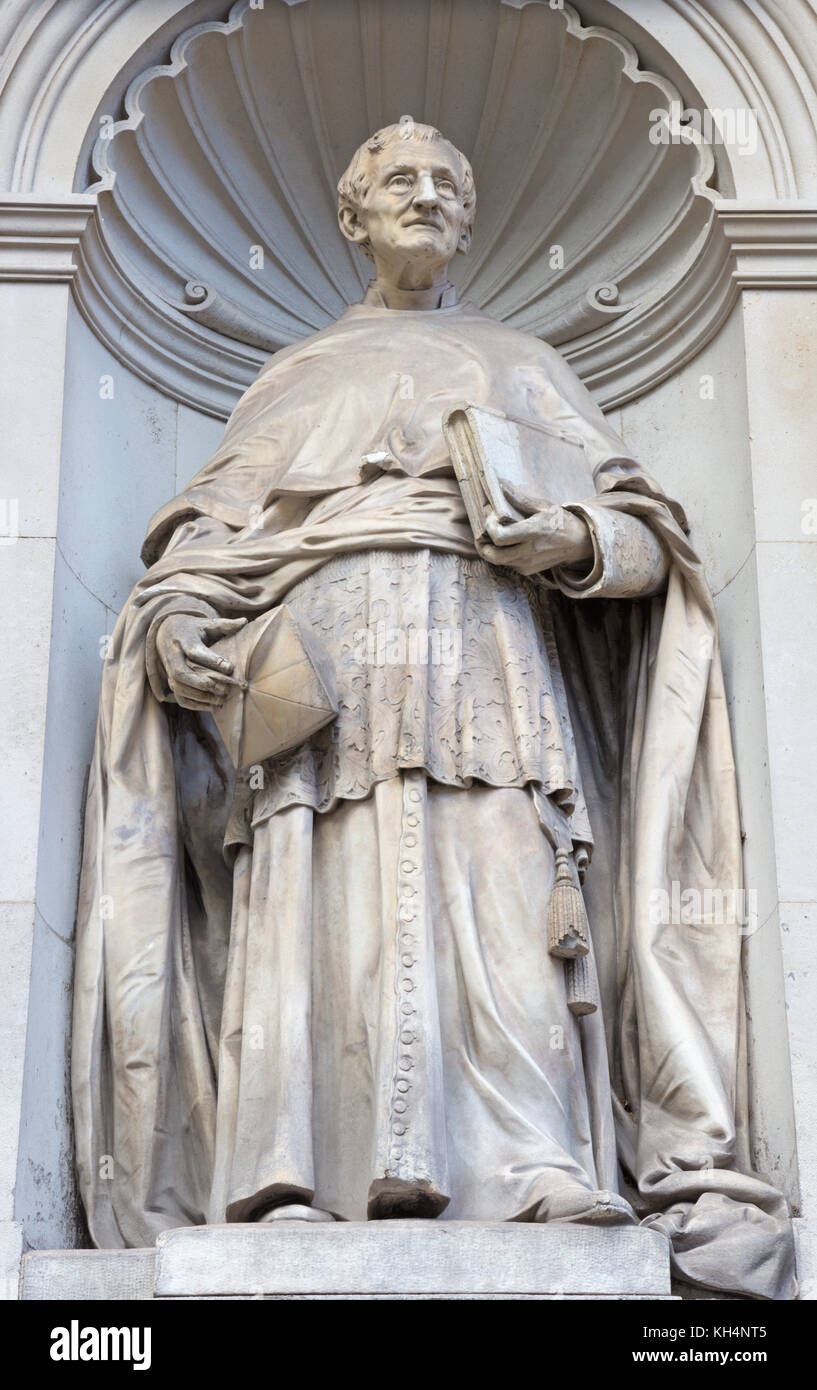 Paris, France - 13 septembre 2017 : la statue du cardinal John henri Newman en face de Brompton Oratory par l. j. chavalliaud (1858 - 1921). Banque D'Images