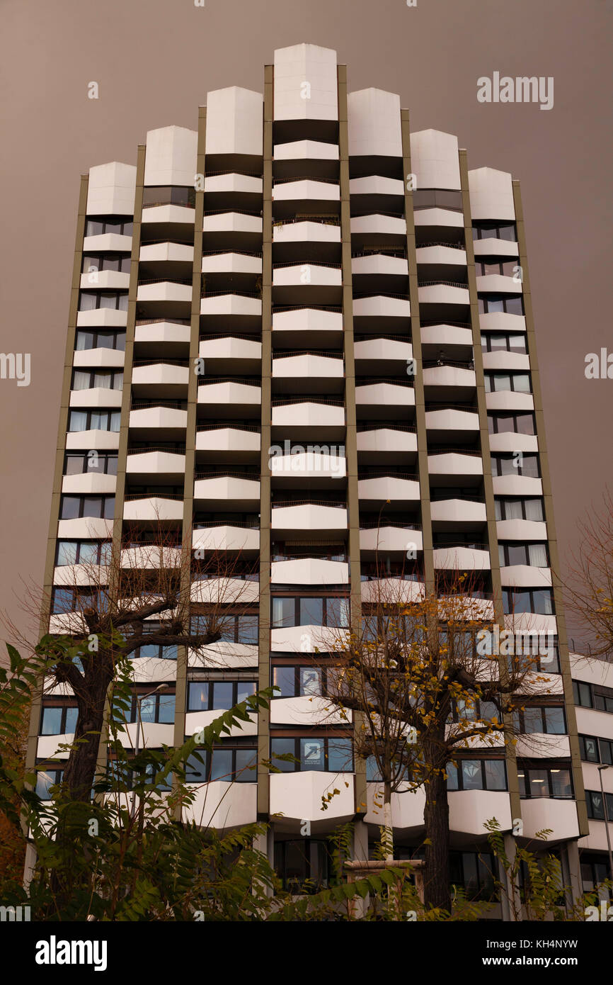 Europe, Allemagne, Rhénanie-du-Nord-Westphalie, Cologne, immeuble de grande hauteur dans la rue Konrad-Adenauer-Ufer. Europa, Deutschland, Nordrhein-Westfalen, Ko Banque D'Images