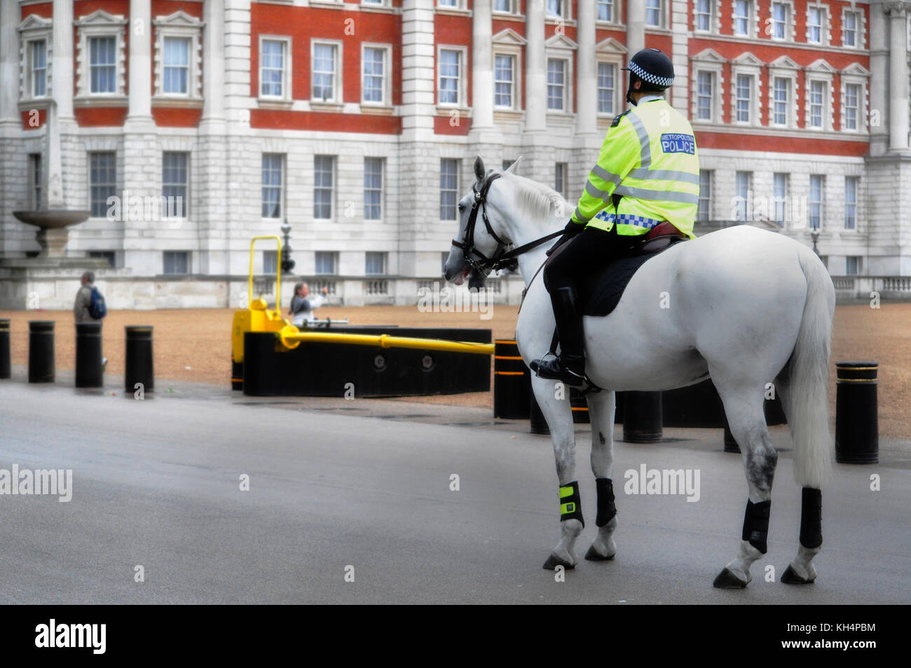 Policier en service sur son cheval blanc dans une rue de Londres, Royaume-Uni. Banque D'Images