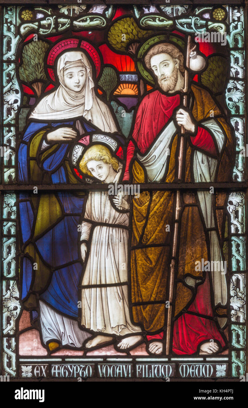 Paris, France - 17 septembre 2017 : la sainte famille sur le vitrail à l'église St james place espagnol. Banque D'Images