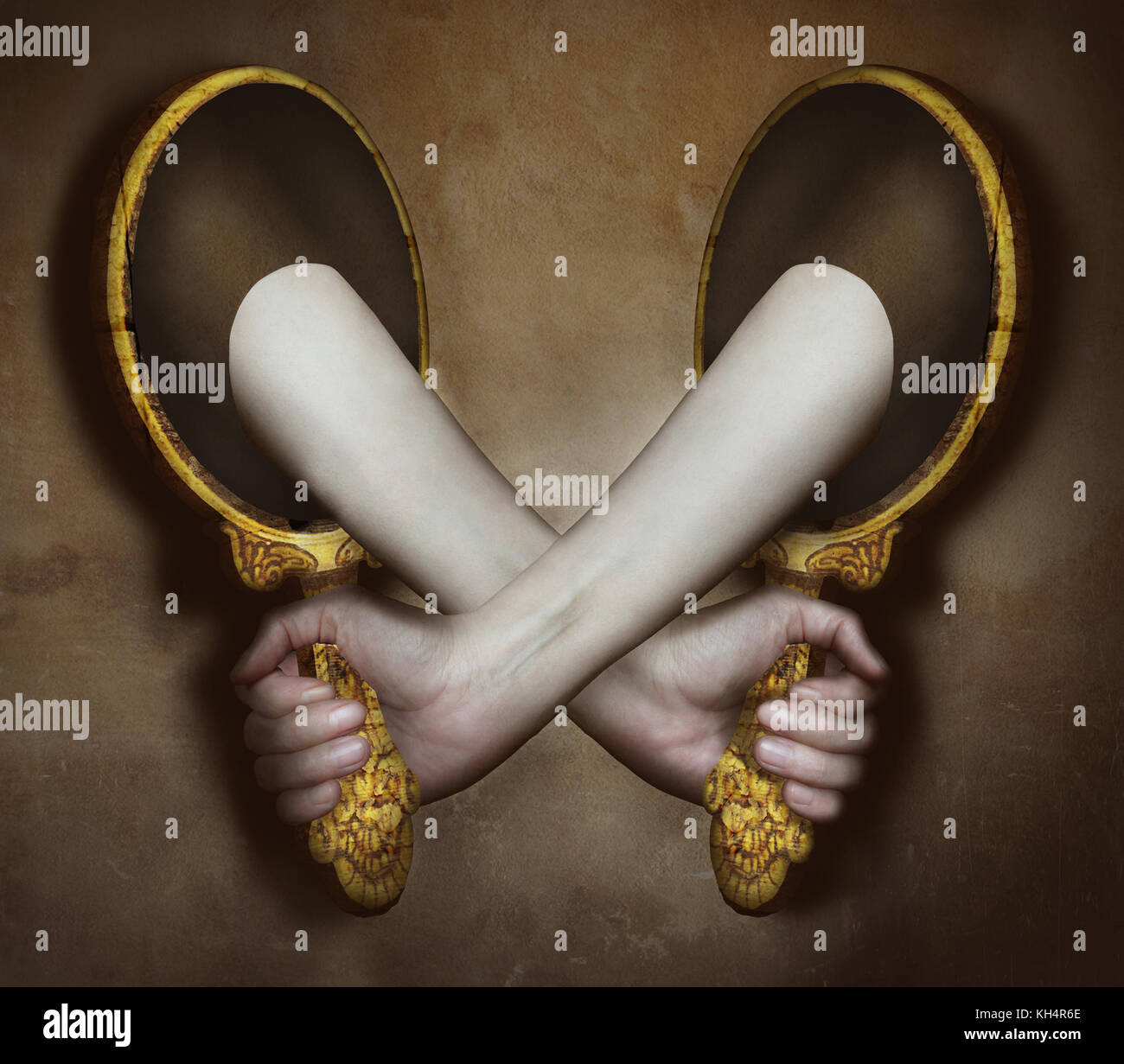 Image surréaliste représente deux bras et mains sortant de deux miroirs qui soutiennent les uns les autres Banque D'Images