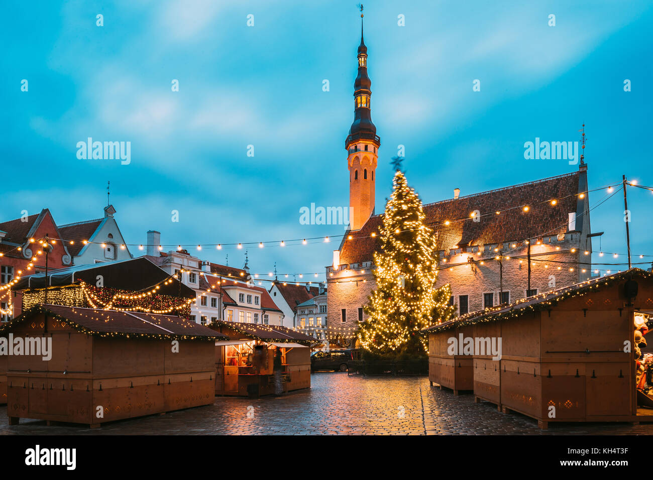 Tallinn, Estonie. marché de noel sur la place de l'hôtel de ville - place raekoja. arbre de Noël et de maisons de commerce. célèbre monument au temps de Noël Banque D'Images
