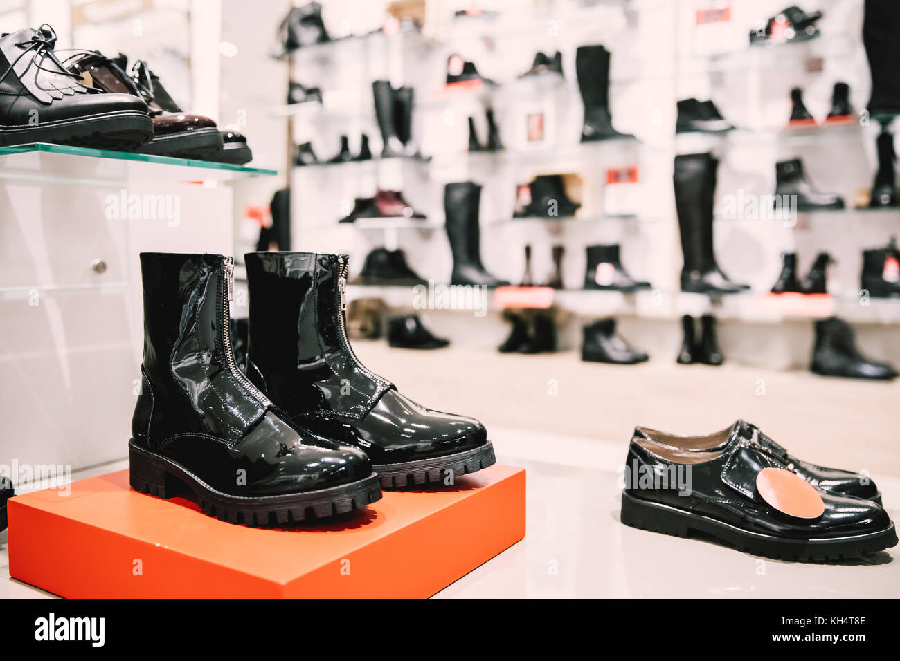 Fermer de la mode casual female robe noire boots en magasin de centre commercial. Banque D'Images