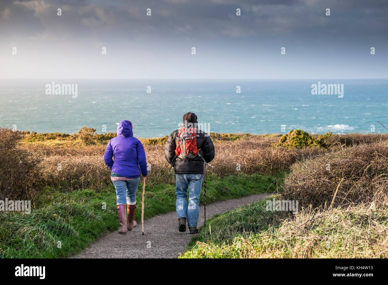 Deux marcheurs couple marchant sur un sentier à Beduthan dans Cornwall Royaume-Uni. Banque D'Images