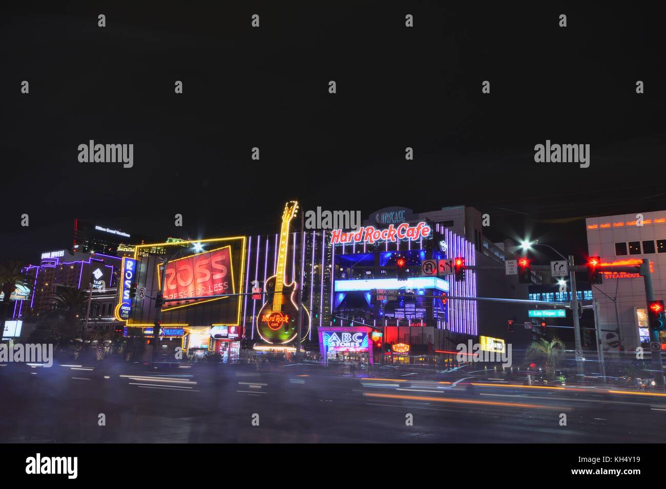 Las Vegas, Nevada - le 24 juillet 2017 : vue de la nuit du Hard Rock Cafe sur le Strip. Le Hard Rock signe est intégré dans une guitare Gibson Les Paul III dans la Banque D'Images