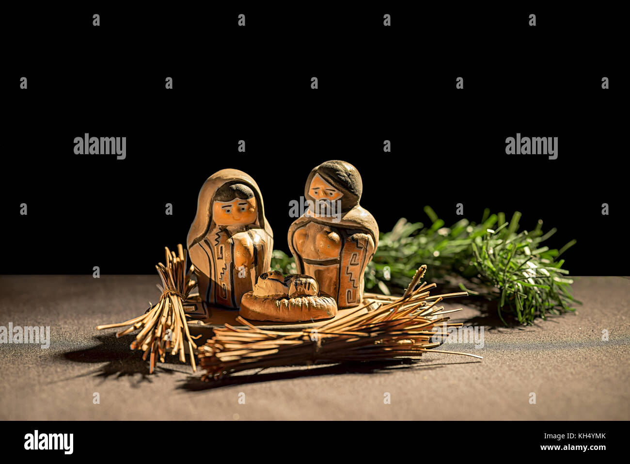 Crèche de Noël. Les figures de l'Enfant Jésus, Vierge Marie et saint Joseph sur un arrière-plan noir Banque D'Images