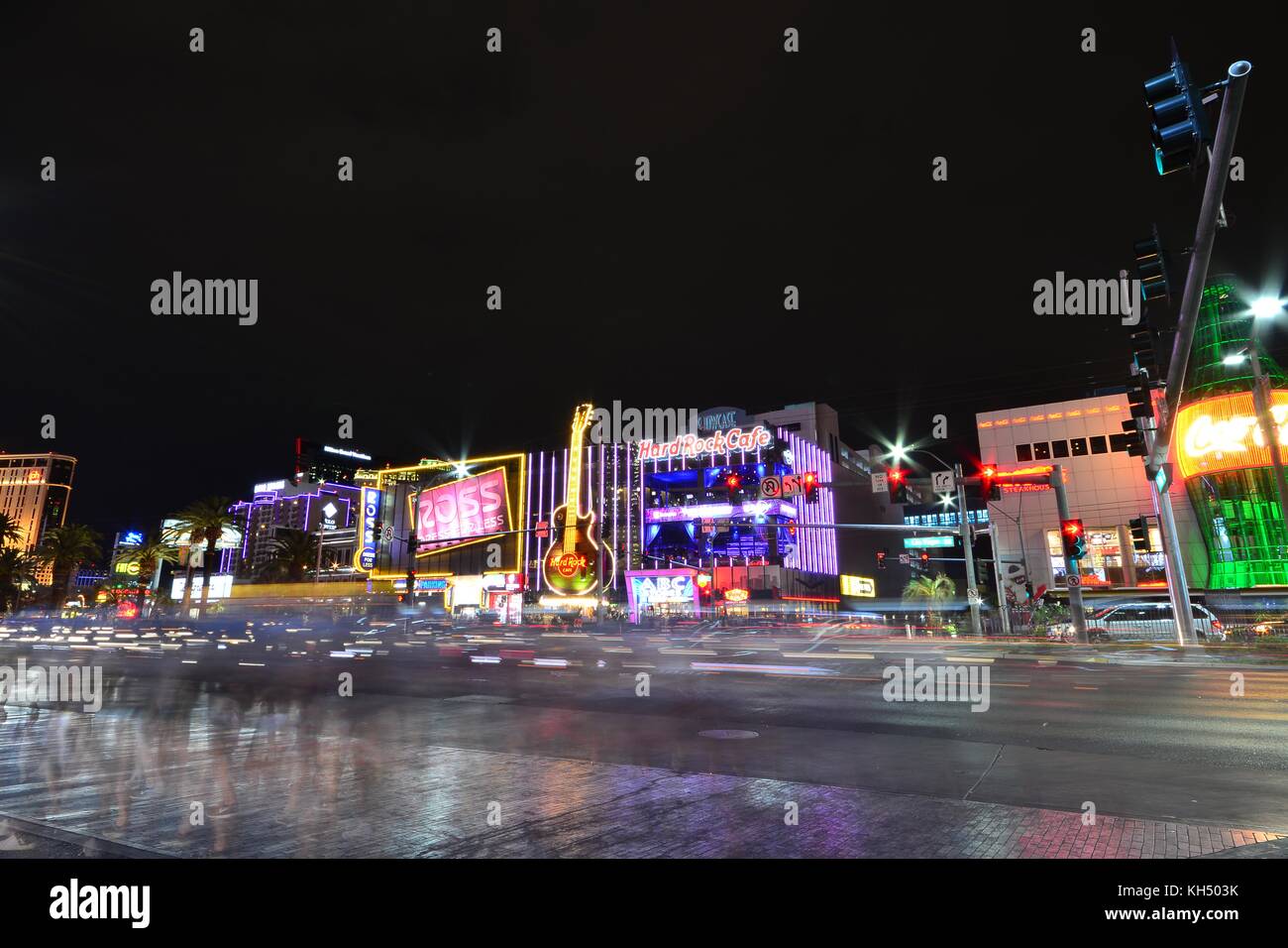 Las Vegas, Nevada - le 24 juillet 2017 : vue de la nuit du Hard Rock Cafe sur le Strip. Le Hard Rock signe est intégré dans une guitare Gibson Les Paul III dans la Banque D'Images