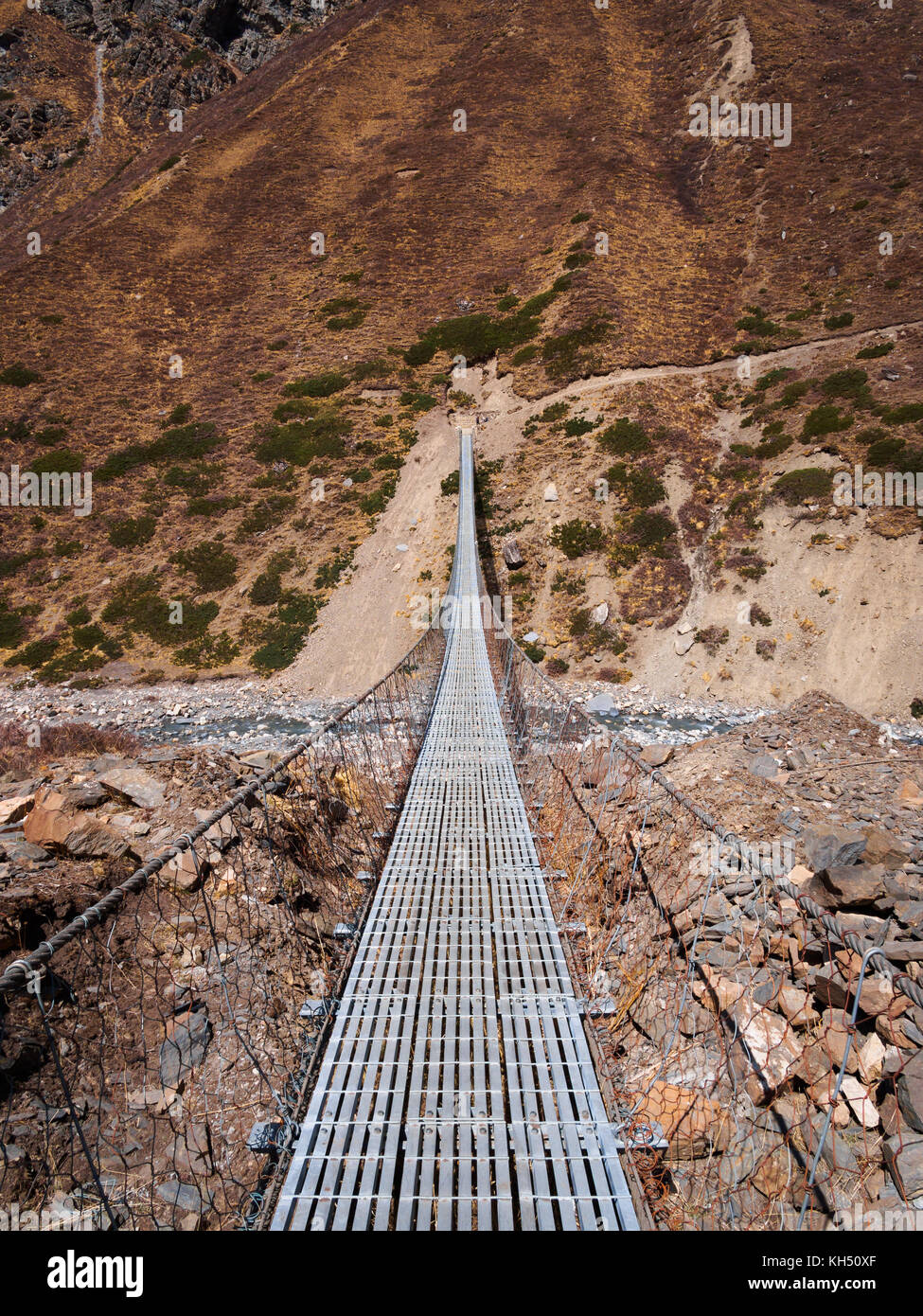 Pont suspendu métallique à travers le ruisseau kane khola, qui se trouve au-dessus de ledar sur le célèbre circuit de l'Annapurna trek au Népal Banque D'Images