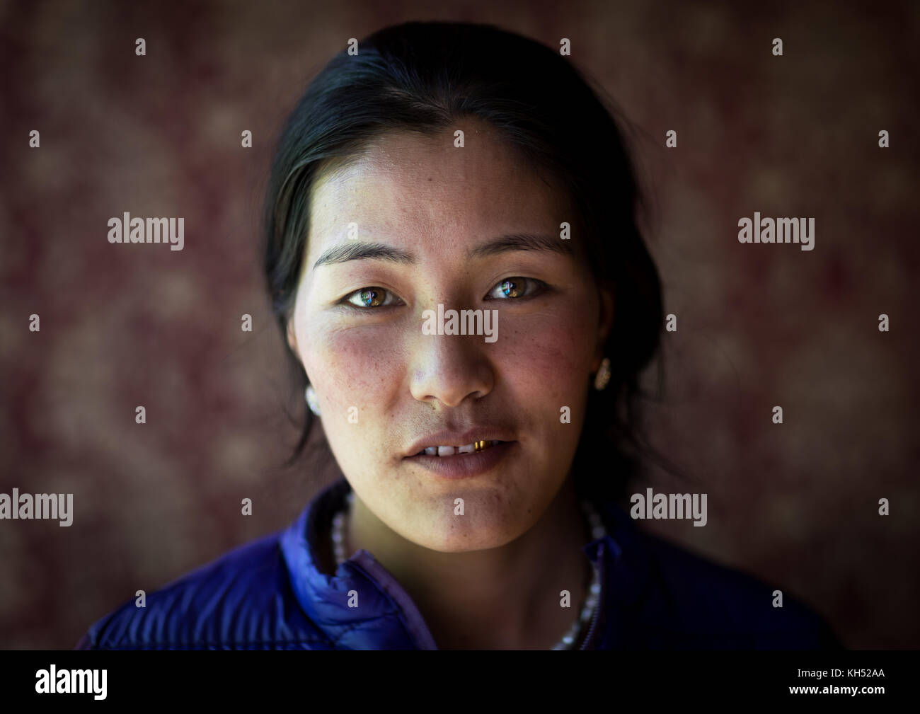 Portrait d'une belle femme nomade tibétain, comté de Tongren, Longwu, Chine Banque D'Images