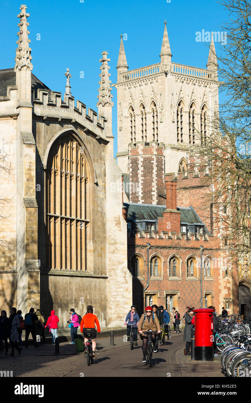 Trinity Street dans le centre-ville avec St Johns et Trinity Collèges, Cambridge, Cambridgeshire, Angleterre, Royaume-Uni. Banque D'Images