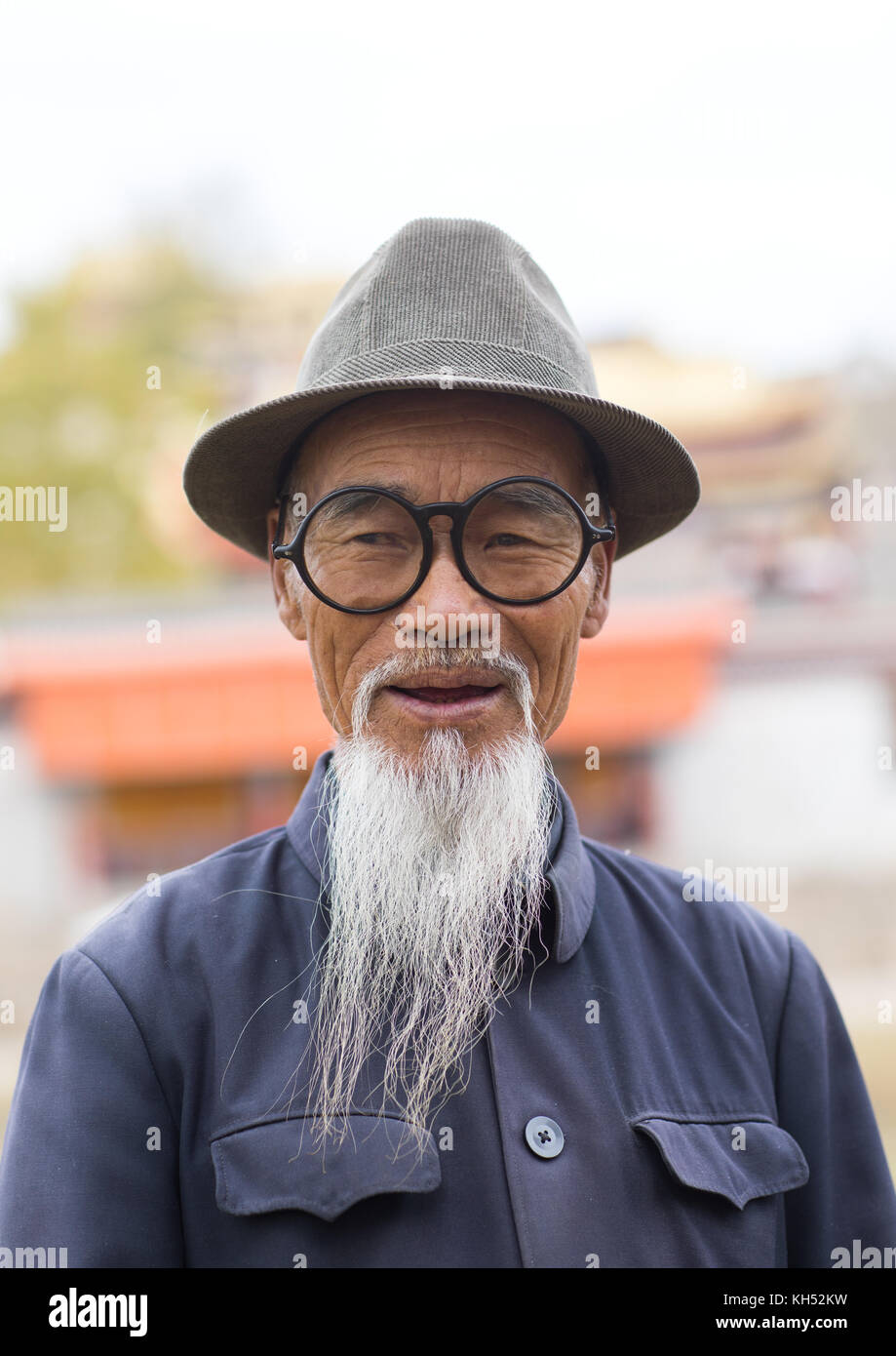 Portrait D Un Vieux Chinois Avec Une Longue Barbe Blanche A Hankou Railway Station Monastere Province De Gansu Chine Hankou Railway Station Photo Stock Alamy