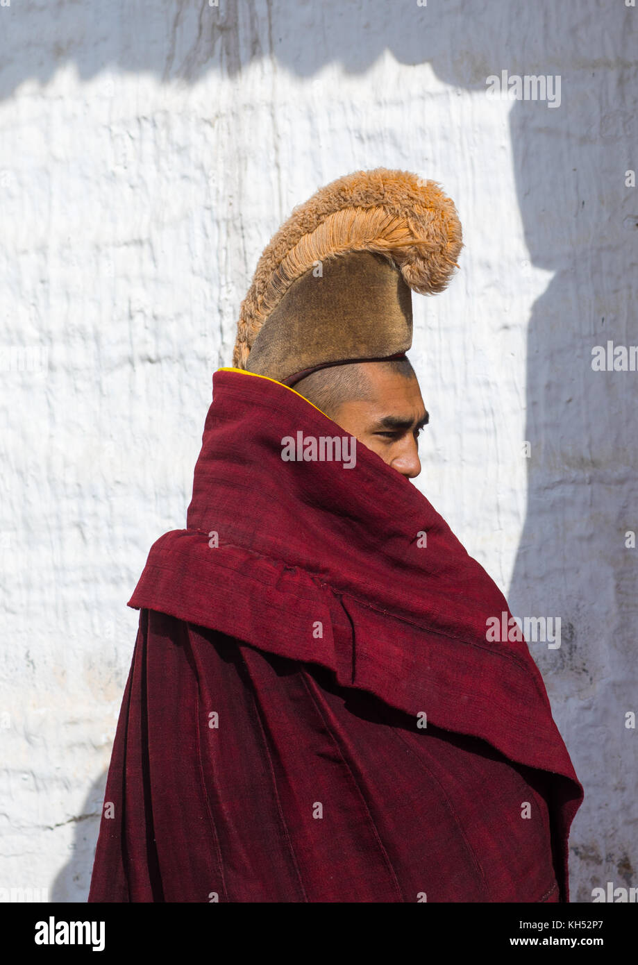 Portrait d'un moine tibétain portant robe et chapeau jaune de l'ordre gelug  ou secte chapeau jaune dans le monastère de Labrang, province de Gansu,  Chine, Labrang Photo Stock - Alamy
