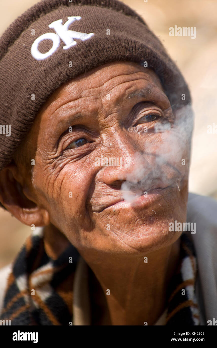 Vieil homme fumant un cigare, cheroot dans le lac Inle myanmar Birmanie Banque D'Images