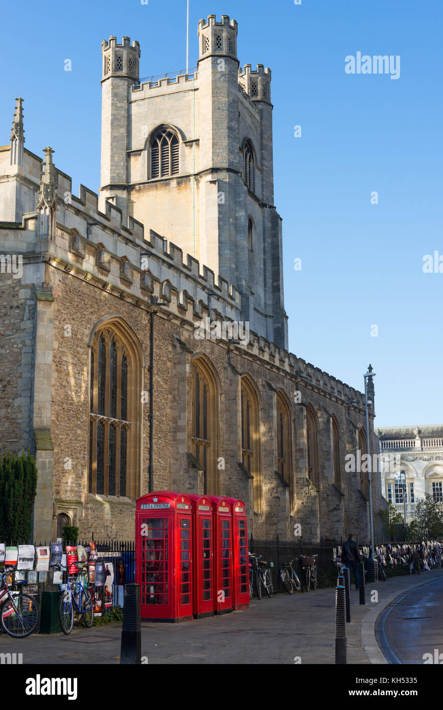Old style British cabines téléphonique par Grand Saint Mary Church dans la ville universitaire de Cambridge, Royaume-Uni. Banque D'Images