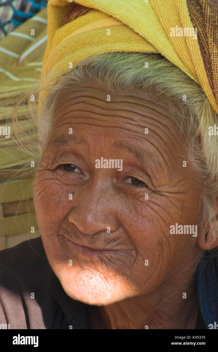 Les femmes âgées avec coiffe traditionnelle au marché, le lac Inle au Myanmar, Birmanie Banque D'Images