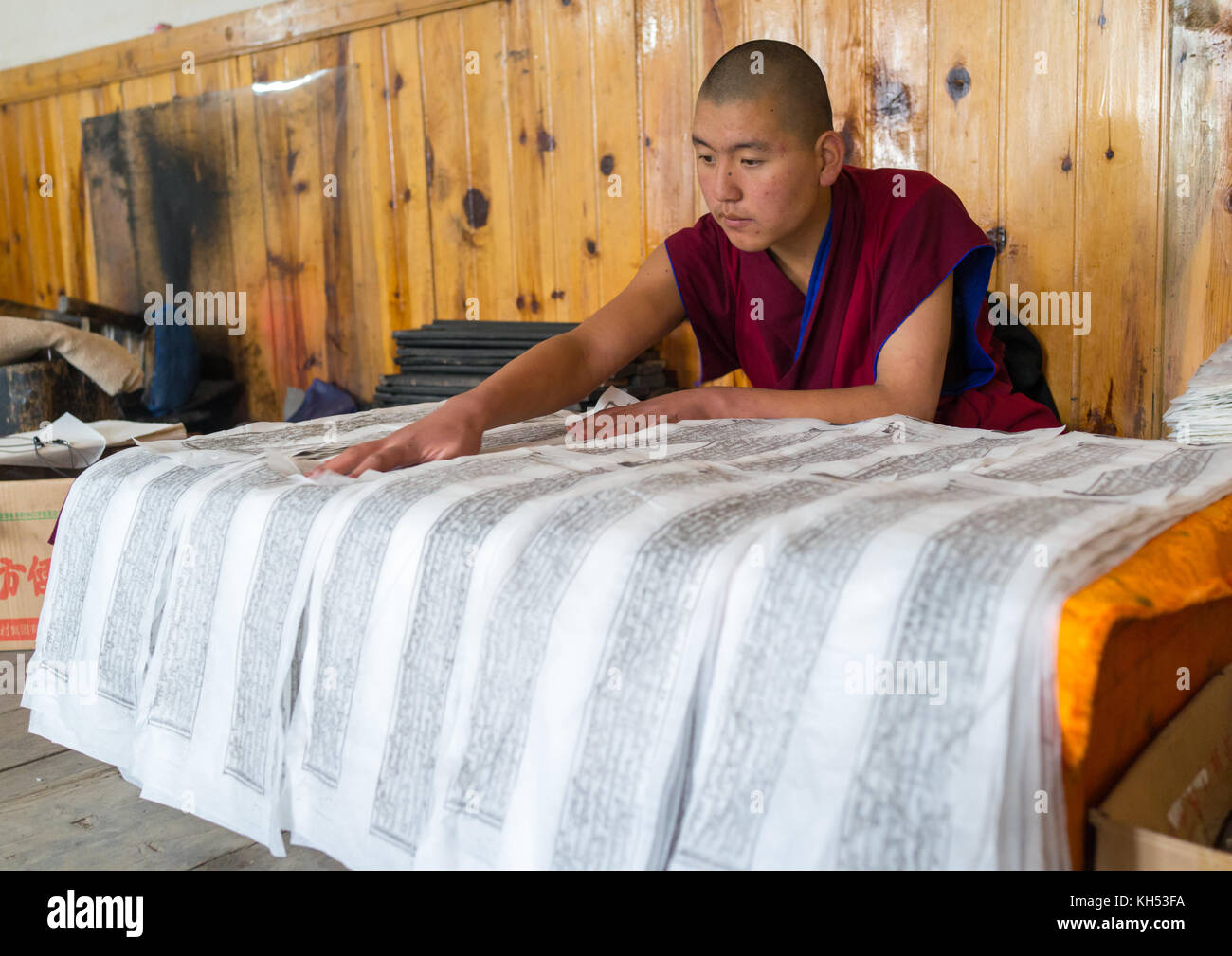 Écritures tibétain imprimée à partir de blocs de bois dans le monastère du temple de l'impression traditionnelle, province de Gansu, Chine, Labrang Banque D'Images