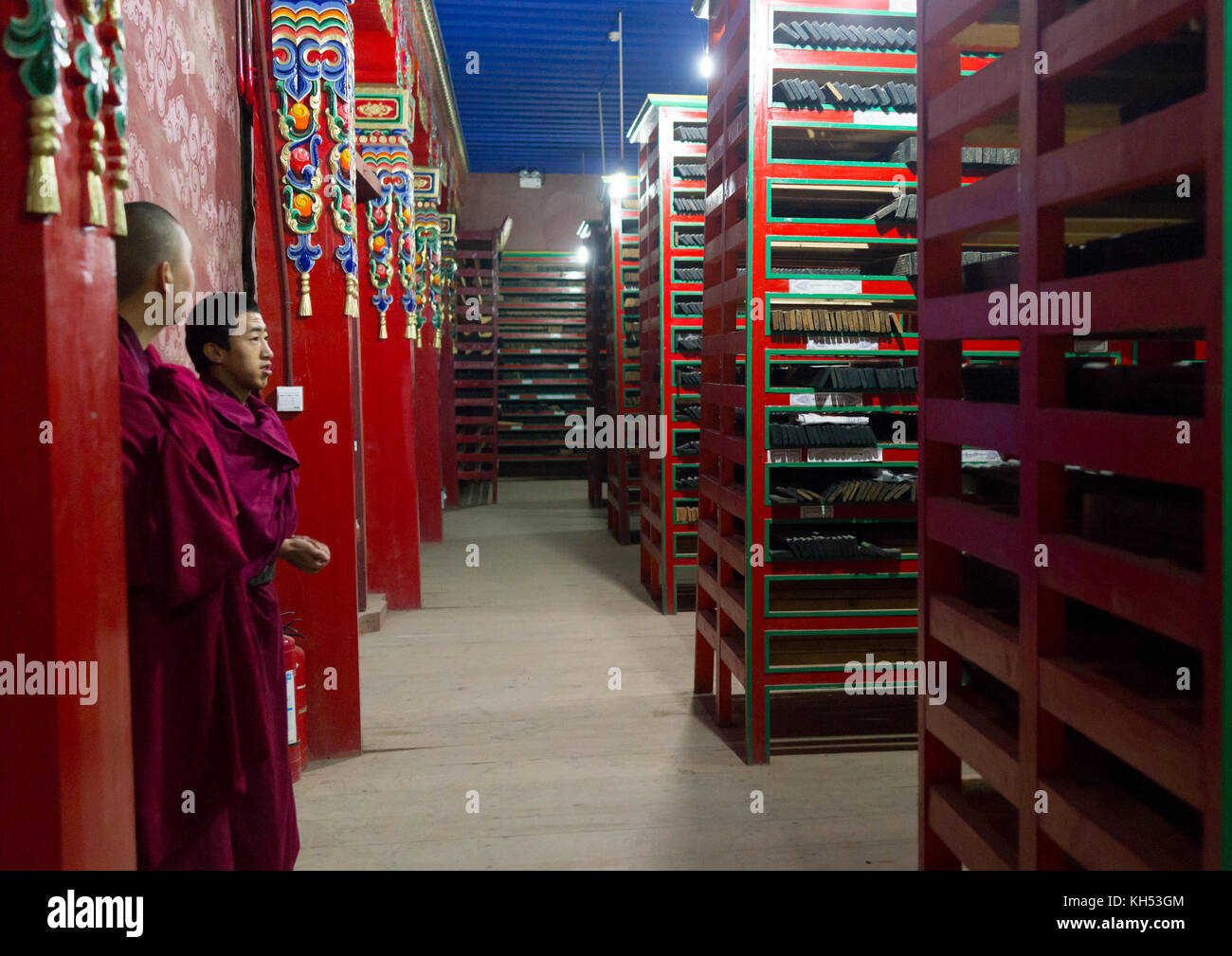 Écritures tibétain imprimée à partir de blocs de bois à Barkhang bibliothèque, province de Gansu, Chine, Labrang Banque D'Images