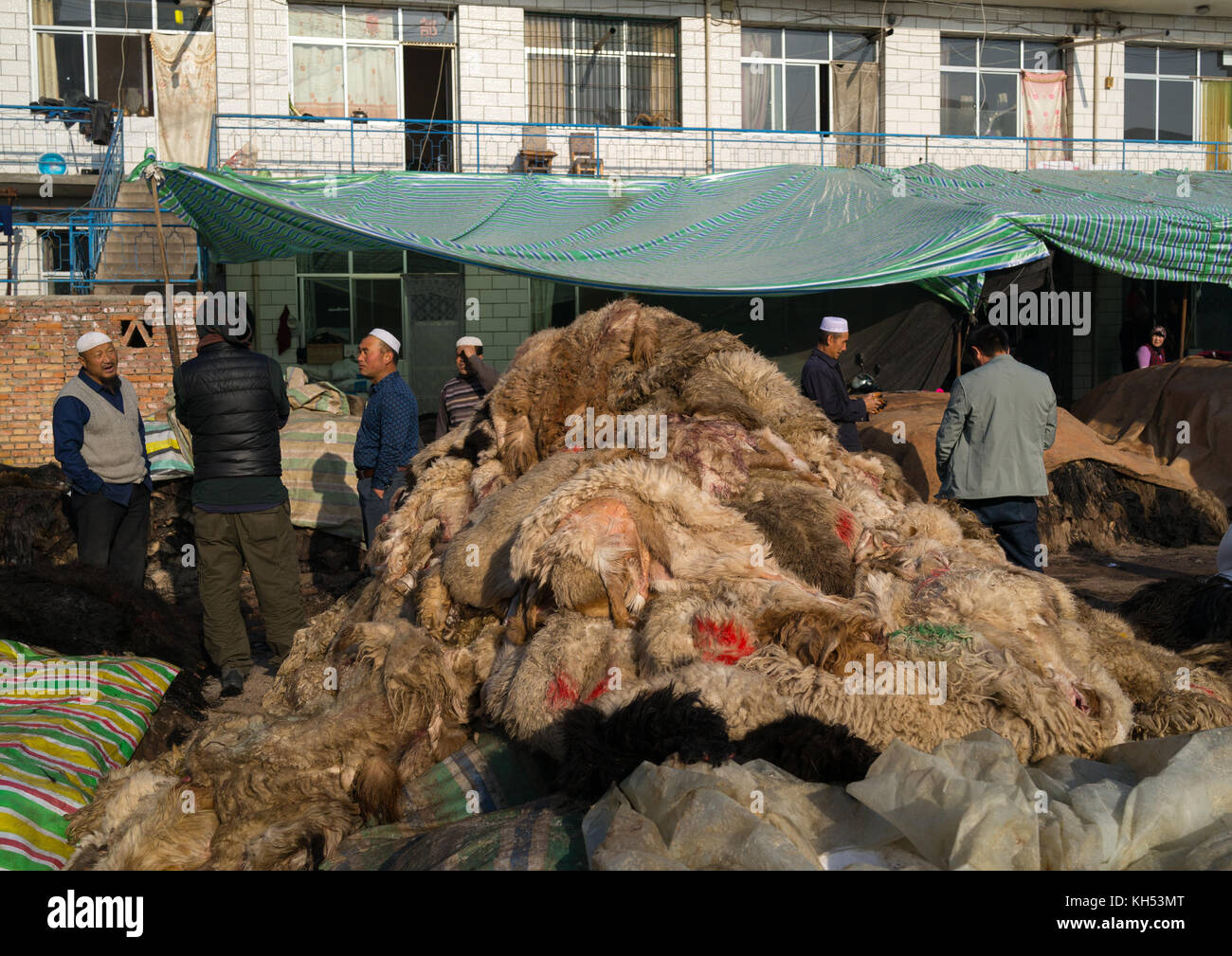 Cuir et laine de Yak gouverné par marché hui personnes musulmanes, province de Gansu, Chine, Linxia Banque D'Images