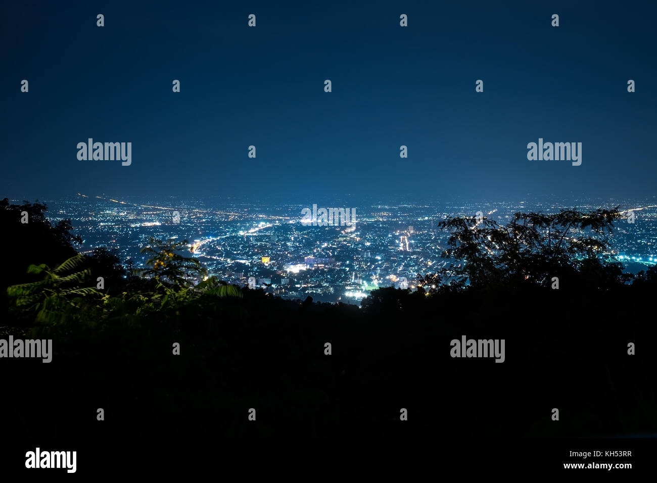 Ville de nuit à partir du point de vue sur le haut de la montagne, Chiang Mai, Thaïlande Banque D'Images