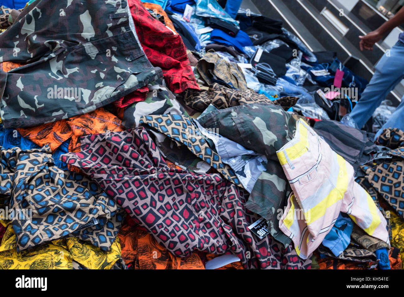 Vêtements en vente sur marché au Sri Lanka Photo Stock - Alamy