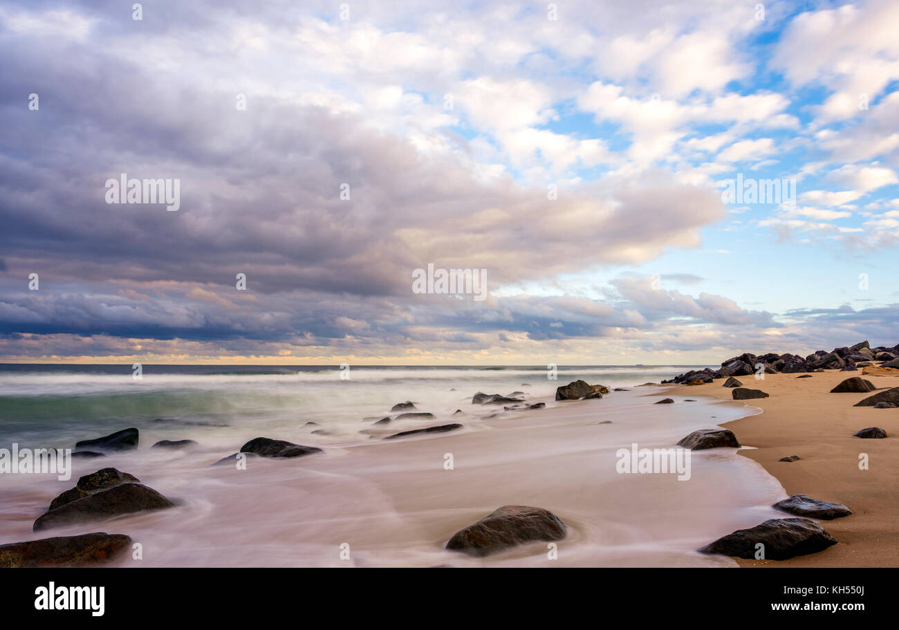 Des nuages dans la soirée sur la plage, dans le new jersey Banque D'Images