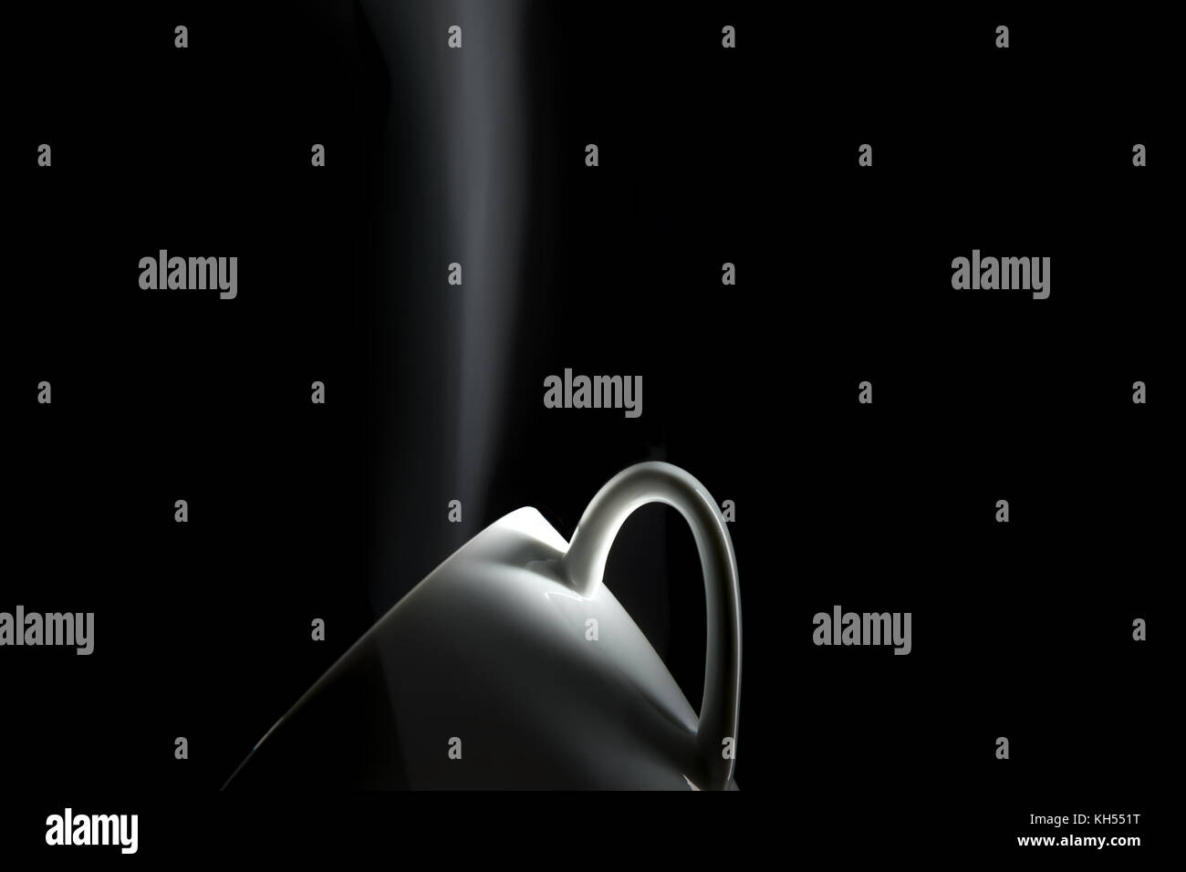 Tasse de café blanc avec petites matières ombre et lumière Banque D'Images