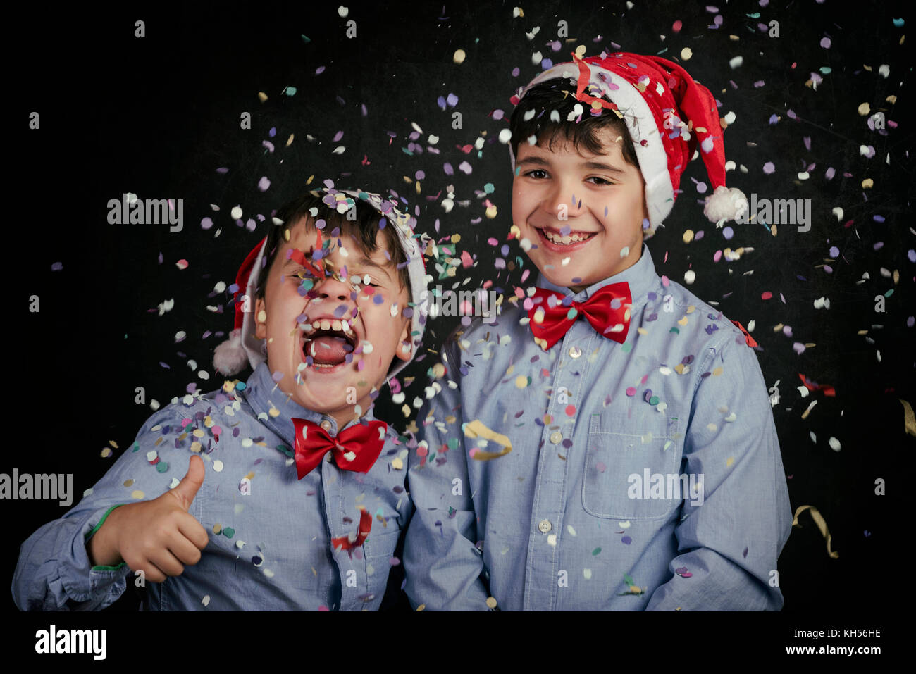 Smiling Children à Noël sur fond noir Banque D'Images